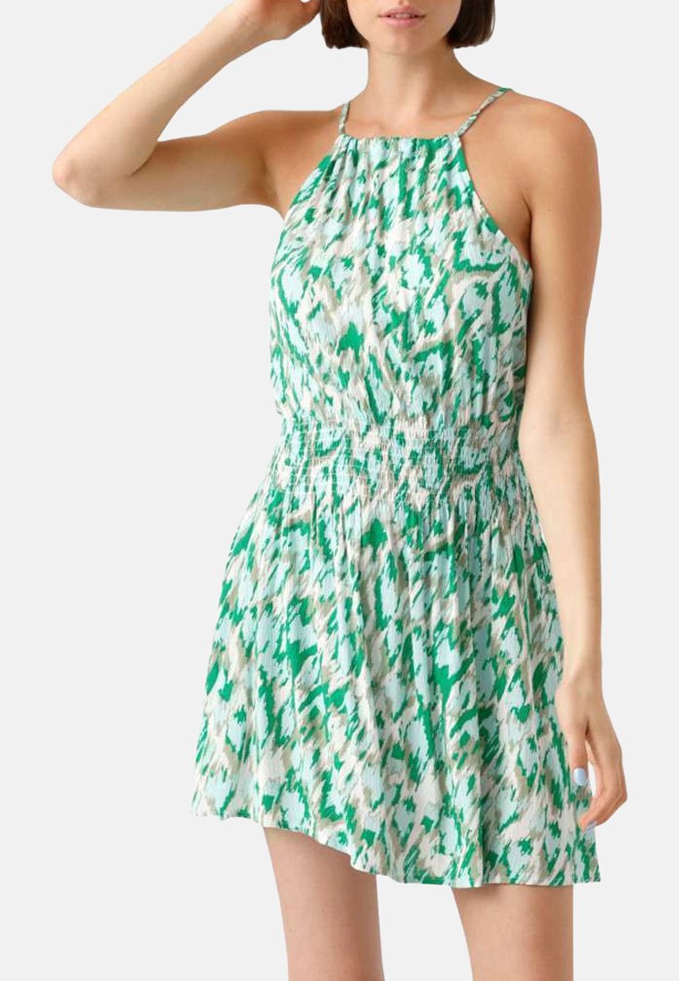 Robe sans manches à motifs verts et blancs, avec une taille smockée, un tissu fluide et des bretelles spaghetti ajustables.