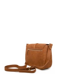 Brun faux læder crossbody taske med fladt design, der har en frontlomme med lynlås og en justerbar rem for alsidighed. Guld-tonet hardware detaljer.