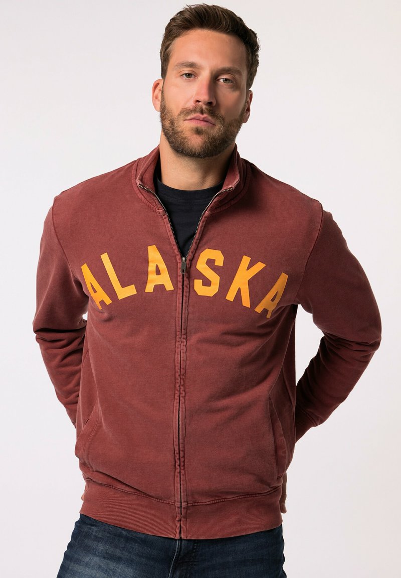 Felpa con zip color bordeaux che presenta "ALASKA" in bold lettere gialle sul petto, con collo, tasche e polsini e orlo a coste.