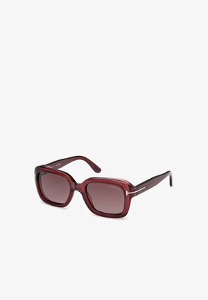 Rote transparente Kunststoffsonnenbrille mit quadratischen Gläsern und Verlaufstönung. Verfügt über silberfarbene Metallakzente am Rahmen und schlanke Bügel.