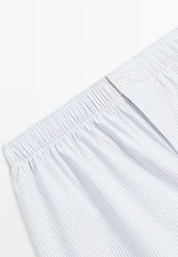 Pantaloncini da pigiama a righe azzurro chiaro e bianche con cintura elastica e chiusura con due bottoni. Tessuto morbido con vestibilità comoda.