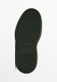 Semelle de chaussure en caoutchouc noir avec des rainures horizontales, des bords arrondis et un logo en relief. La taille 42 est imprimée près du centre.