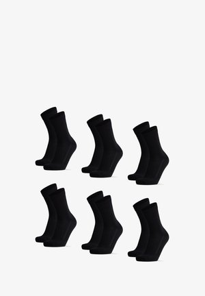 Schwarze Baumwollknöchelsocken, die paarweise präsentiert werden, mit einem gerippten Bund und glatter Oberfläche sowie einem schlichten, nahtlosen Design.