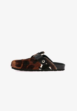 Zoccoli in pelliccia con stampa leopardata, dotati di cinturino nero e dettagli in metallo argentato. Caratterizzati da una soletta sagomata e suola in gomma per il massimo comfort.