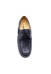 Chaussure noire en cuir à lacets avec un bout rond, des coutures visibles et une texture lisse. L'intérieur est doté d'un rembourrage beige pour plus de confort.