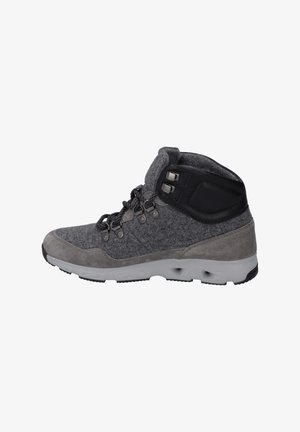 Chaussure de randonnée grise et noire avec détails en suède, col rembourré, œillets en métal et semelle en caoutchouc blanche, vue de côté sur fond blanc.
