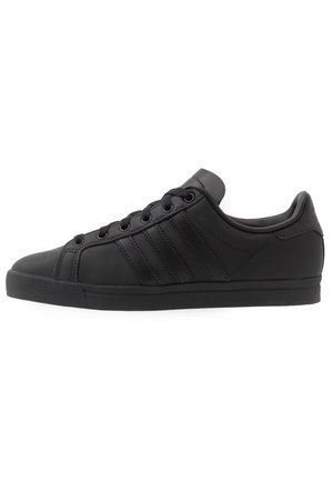 Czarny niskoprofilowy sneaker z zapięciem na sznurówki, trzema przeszytymi paskami po boku i płaską gumową podeszwą.