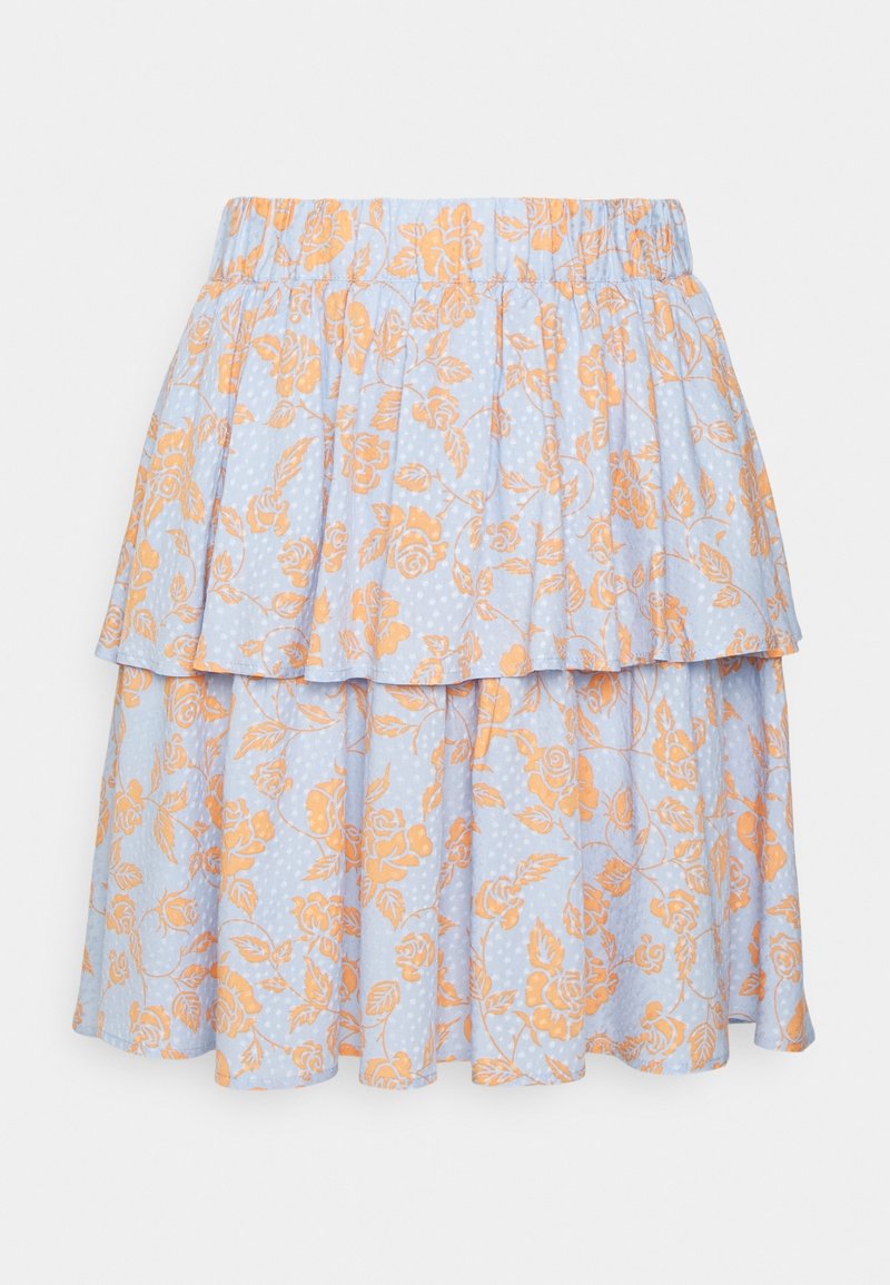 Jupe florale bleue avec un design en volants superposés, ornée de motifs de roses orange et d'une taille smockée. Matériau en coton léger.