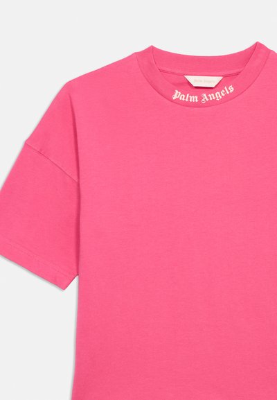 Vaaleanpunainen lyhythihainen puuvillapaita pyöreällä pääntiellä ja valkoisella "Palm Angels" -tekstillä kauluksen sisäpuolella painettuna.