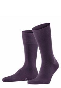 Calze crew viola realizzate in morbido materiale a coste. Presentano una punta e un tallone rinforzati con una texture liscia. Design minimalista senza motivi.