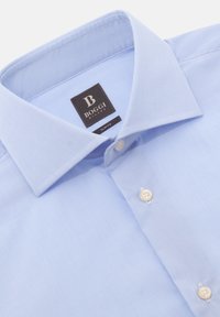 Jasnoniebieska koszula slim-fit w kratkę, z kołnierzykiem zapinanym na guziki i białymi guzikami. Metka informuje "BOGGI MILANO". Miękka tekstura.