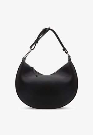 Borsa in pelle nera a mezzaluna con trama, dotata di tracolla regolabile e chiusura superiore con cerniera, su sfondo bianco.