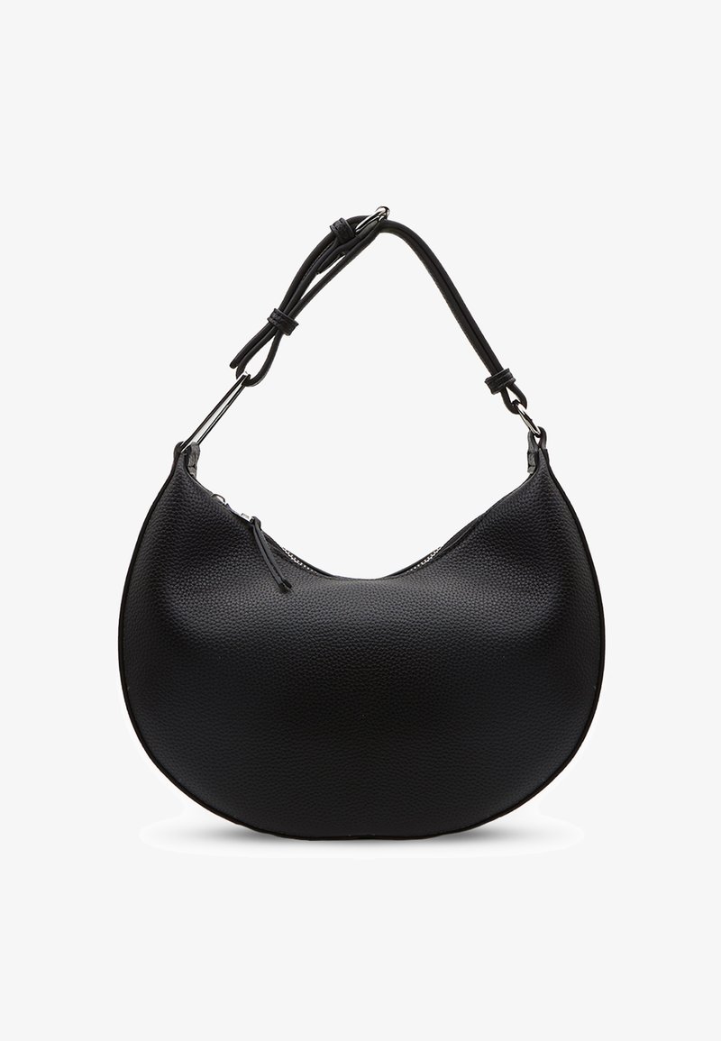 Čierna kožená kabelka v tvare polmesiaca s textúrou, nastaviteľným remienkom a horným zipsom na pozadí bielej steny.