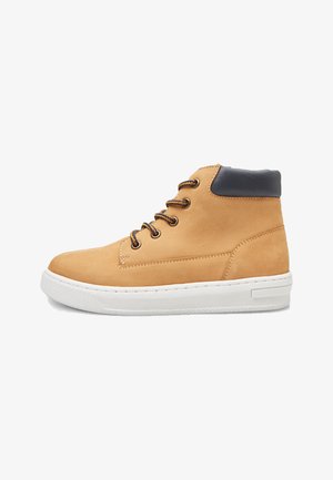 Sneaker alta in pelle marrone con colletto blu navy, caratterizzata da occhielli in metallo marrone e una suola in gomma bianca con grip testurizzato.