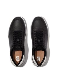 Schwarze Sneakers mit einem glatten Lederobermaterial, Schnürdesign, perforierten Details und kontrastierenden weißen Gummisohlen mit tannfarbenen Innensohlen.
