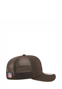 Braune Baseballkappe mit solidem Vorderteil und Netzrücken, ausgestattet mit einem erhabenen NFL-Logo an der Seite und einem flachen Schild.