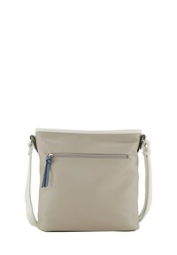 Borsa a tracolla in pelle beige con un accento superiore bianco, dotata di una tasca con zip frontale e una tracolla regolabile. Texture liscia e design minimalista.
