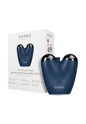 Blåt og sort håndholdt mikrostrom ansigtsløfterenhed med plus, minus og tænd/sluk-knapper ved siden af sin hvide produktæske med branding og prisikoner.