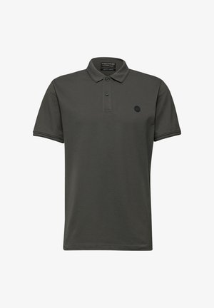 Tmavě šedá polo košile s krátkými rukávy, dvouknoflíkovou légou, žebrovaným límcem a rukávy a malým kulatým logem na levé straně hrudi.