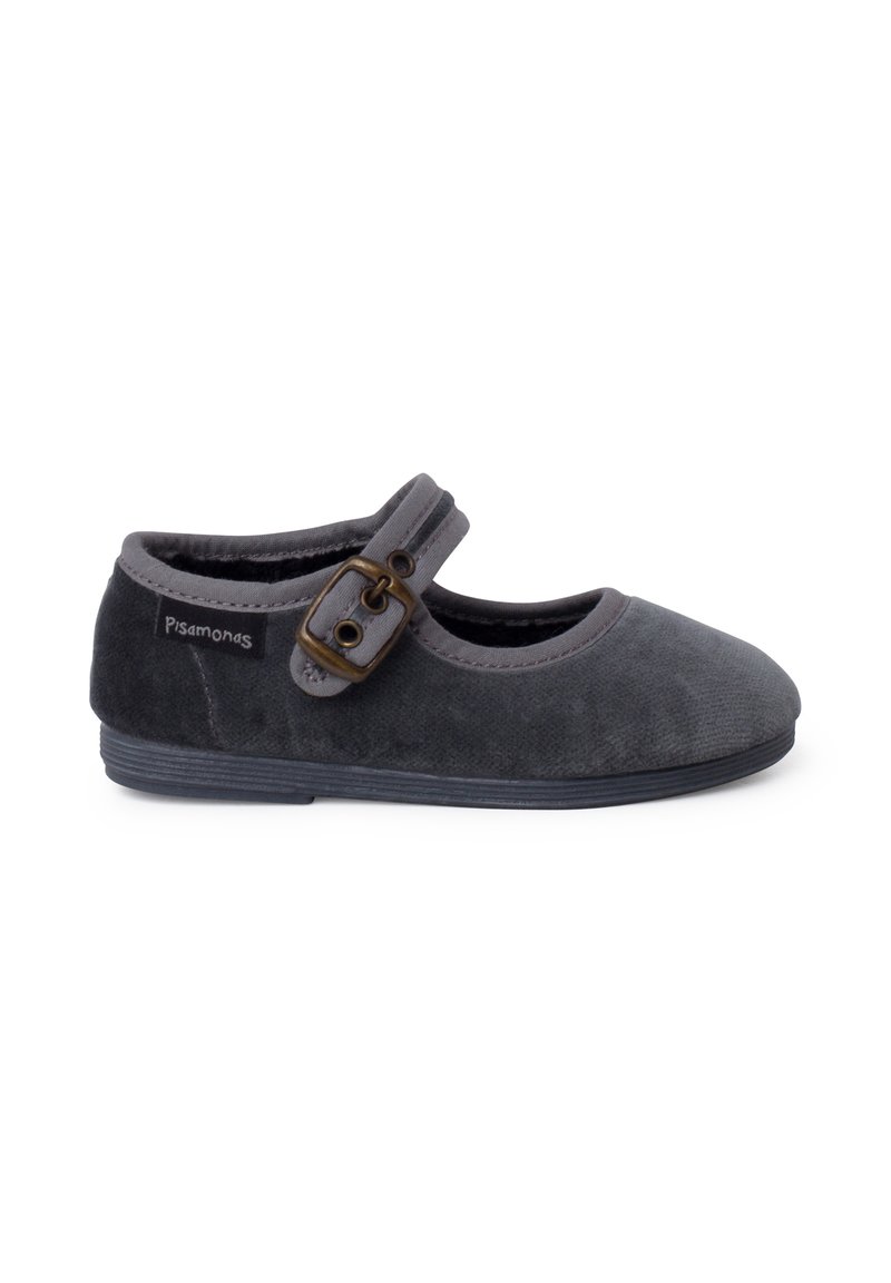 Zapato Mary Jane de terciopelo gris con punta redondeada, correa de Velcro y detalle de hebilla decorativa. Suela de goma negra para agarre y durabilidad.