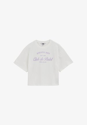 Weißes, kurz geschnittenes T-Shirt aus weicher Baumwolle. Es hat kurze Ärmel, einen Rundhalsausschnitt und lila Schriftzug mit dem Text "Club de Padel" im Vintage-Stil.