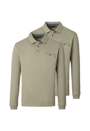 To identiske olivengrønne poloshirts med lange ærmer, knappede brystlommer og kraver, vist side om side.