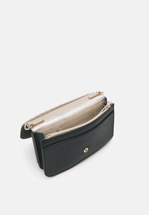 Sac bandoulière noir texturé avec rabat, bouton doré et intérieur beige comprenant des compartiments zippés et ouverts.