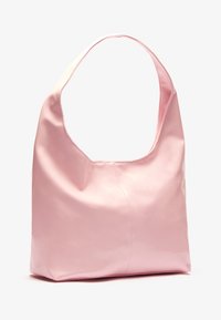 Sac à épaule en vinyle rose avec une texture lisse et brillante, doté d'une large poignée arrondie et d'un design simple et sans embellissement.
