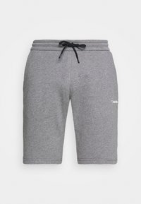 Shorts gris en mélange de coton avec une ceinture à cordon, détail de logo sur la cuisse et tissu lisse et texturé.
