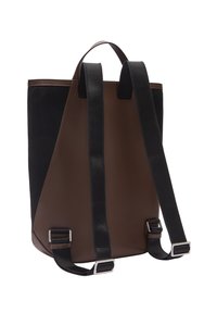 Sac à dos en cuir brun avec des panneaux en maille noire, de forme rectangulaire, et des bretelles ajustables noires avec des accents en métal argenté.