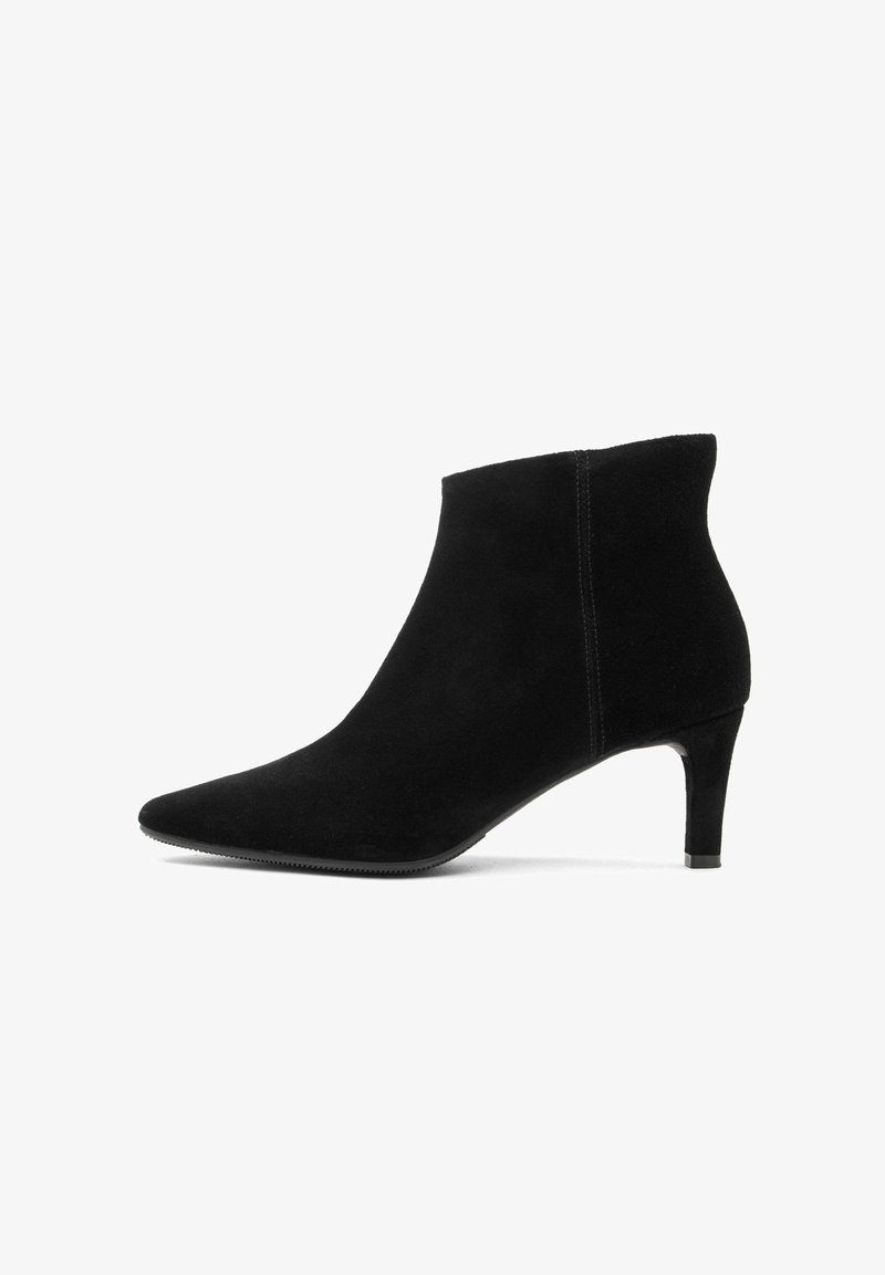 Bottine femme en daim noir avec un bout pointu et un talon moyen slender, présentée de côté sur un fond blanc.