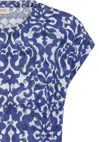 Lühikeste varrukatega top, millel sinine ja valge muster roheliste aktsentidega. Valmistatud pehmest kangast, ümara kaeluse ja lõdva istuvusega.