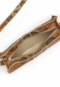 Bruine handtas van slangenleer met een ritssluiting. Interieur met een gladde lichtgekleurde voering en een ritsvak.