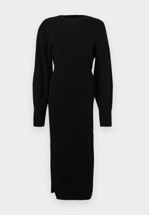 Schwarzes Strickkleid mit tailliertem Oberteil, langen Ärmeln und einem knielangen Rock mit seitlichem Schlitz. Glatte Textur und minimalistisches Design.