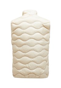 Beige gesteppte Pufferweste mit Wellenmuster, hohem Kragen und ärmellosem Design. Glatte Textur, abgerundete Form.