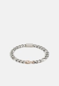 Pulsera de cadena de plata con un acabado pulido, un cierre de oro rosa y eslabones entrelazados con un detalle texturizado.