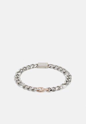 Bracciale in argento con finitura lucida, chiusura in oro rosa e maglie intrecciate con dettagli testurizzati.