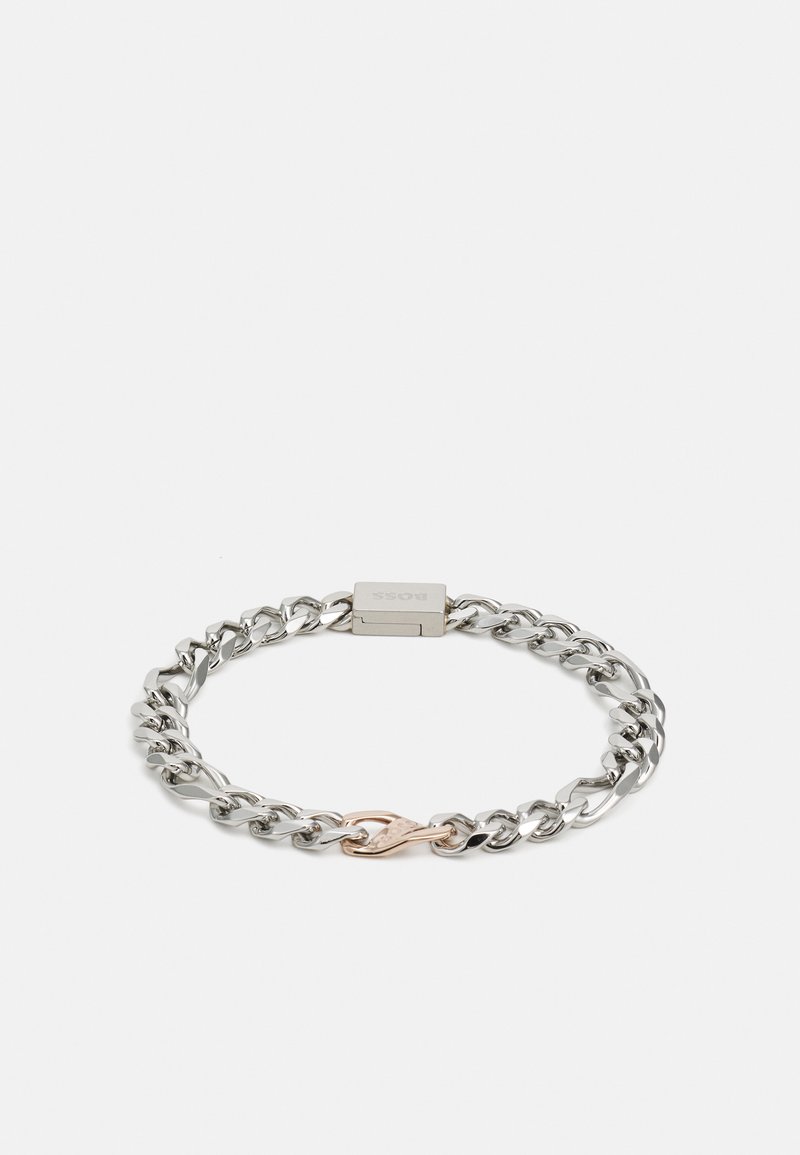 Pulsera de cadena de plata con un acabado pulido, un cierre de oro rosa y eslabones entrelazados con un detalle texturizado.