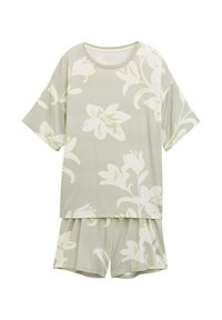 Conjunto de pijama de manga corta en verde claro con un estampado floral en blanco y amarillo pálido. Material suave y ligero. Incluye pantalones cortos.