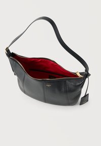 Μαύρη δερμάτινη τσάντα ώμου με χρυσλό φερμουάρ, εσωτερική επένδυση από κόκκινο ύφασμα, εσωτερική τσέπη και μικρό χρυσό λογότυπο της μάρκας στο μπροστινό εξωτερικό μέρος.