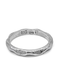 Anello d'argento con un design testurizzato e ondulato; presenta una finitura lucida e marcature interne per la misura e il contenuto di metallo.