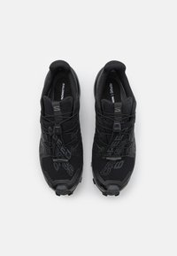 Schwarze Laufschuhe mit einem Obermaterial aus Mesh, strukturierten Akzenten, schnellschnürsystem und einer stabilen Gummisohle für besseren Halt.