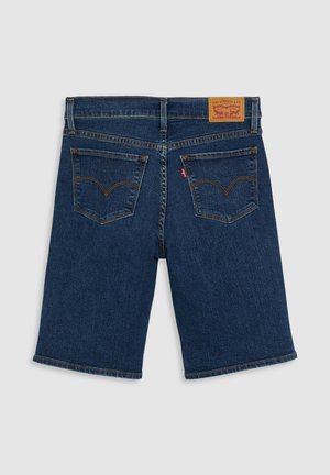 Shorts en denim bleu foncé avec poches arrière, couture orange, patch en cuir de la marque Levi's et étiquette rouge sur la poche droite.