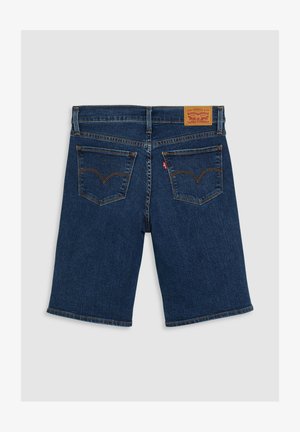 Donkerblauwe denim shorts met achterzakken, oranje stiksels, een leren Levi's merkpatch en een rood label aan de rechterzak.