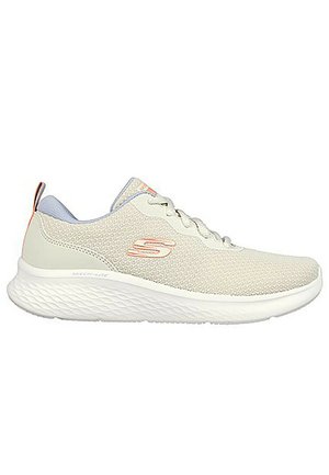 Zapatillas deportivas de color gris claro con una parte superior de malla texturizada, entresuela blanca y sutiles acentos en naranja y azul. Diseño con cordones para un ajuste seguro.