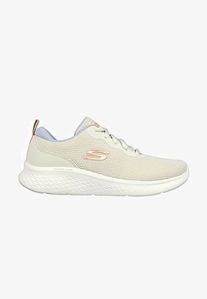 Zapatillas deportivas de color gris claro con una parte superior de malla texturizada, entresuela blanca y sutiles acentos en naranja y azul. Diseño con cordones para un ajuste seguro.
