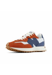 Zapatilla deportiva con parte superior de ante naranja, acentos azules, secciones de malla blanca y suela de goma duradera con tracción.