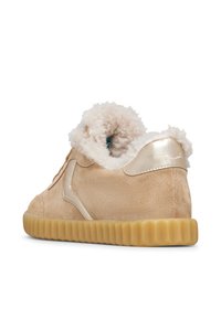 Sneaker high-top in suede beige con morbida fodera crema, dettagli metallici dorati e suola in gomma testurizzata con motivi rigati.