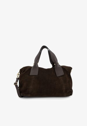 Dunkelbraune Veloursleder-Reisetasche mit strukturierten Ledergriffen und abnehmbarem Schulterriemen, vor weißem Hintergrund präsentiert.