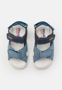 Sandali in pelle blu e blu scuro con strap in velcro, suole bianche e una soletta morbida con il marchio "Primigi".